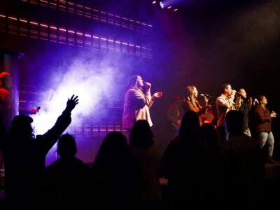 LA LOUANGE ET L&rsquo;ADORATION DANS LES CHANTS